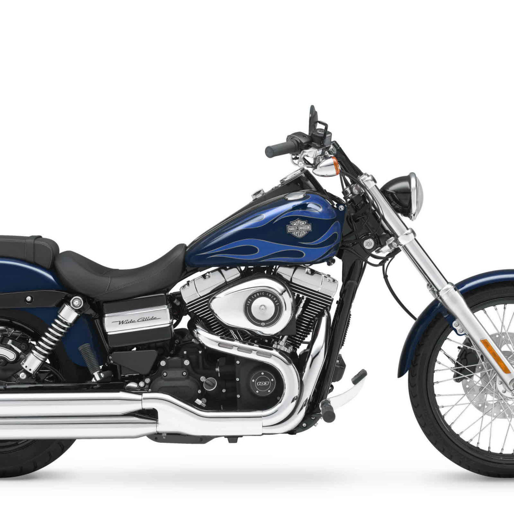 Новый мотоцикл на дороге Harley-Davidson Dyna Switchback