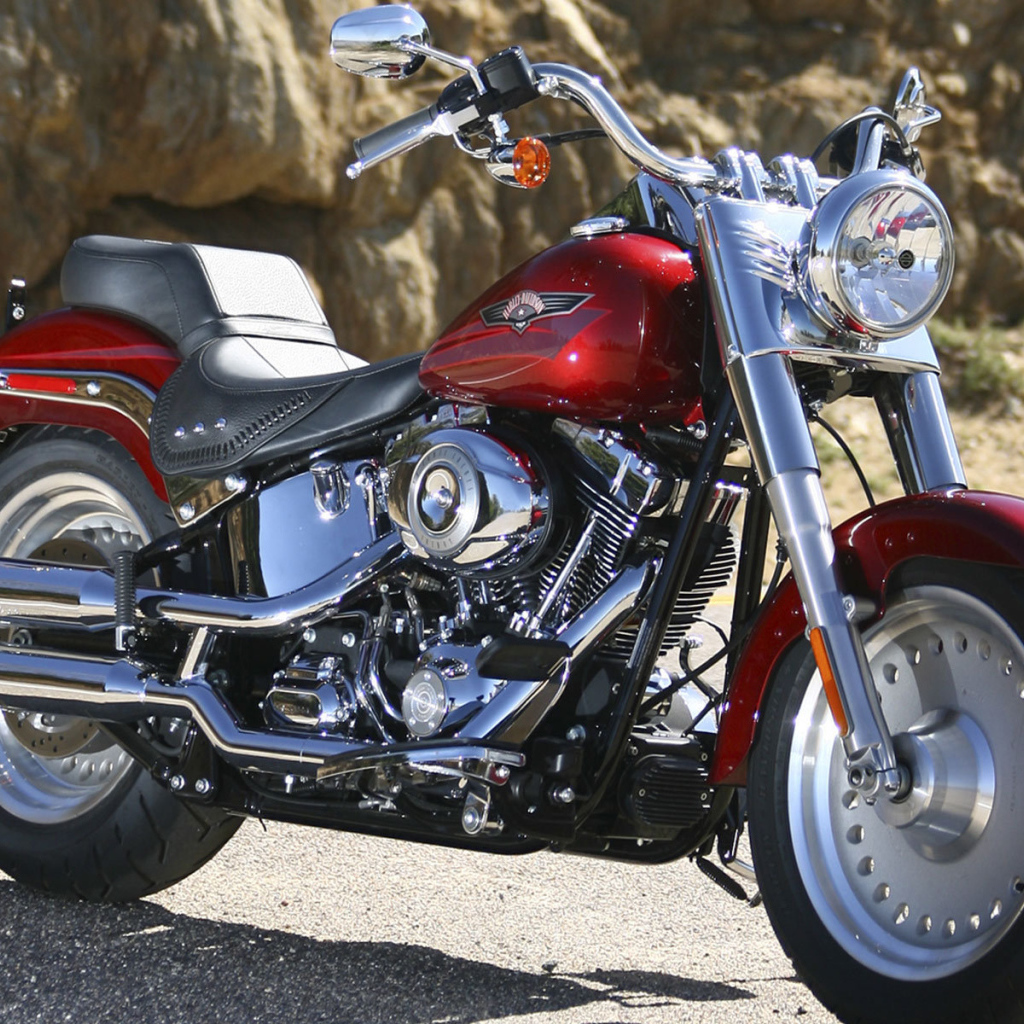 Новый мотоцикл на дороге Harley-Davidson Fat Boy