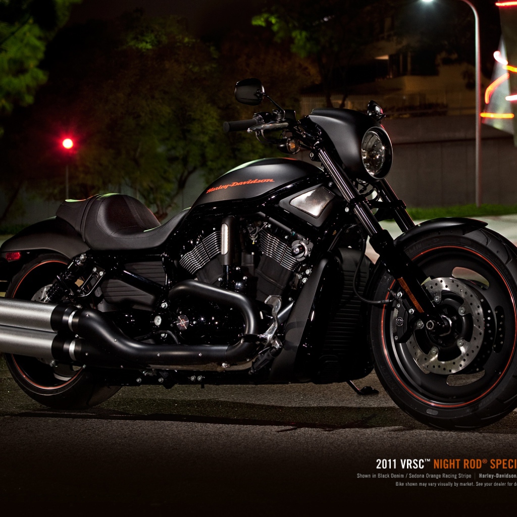 Новый мотоцикл на дороге Harley-Davidson Night Rod Special