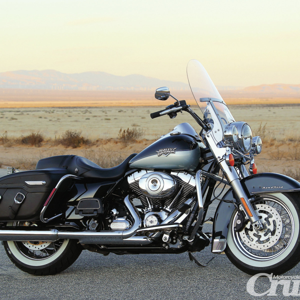Новый мотоцикл на дороге Harley-Davidson Road King Anniversary Edition