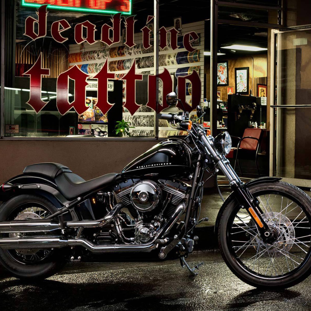 Новый мотоцикл на дороге Harley-Davidson Softail Blackline