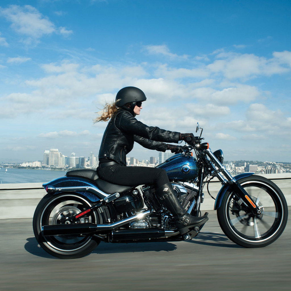 Новый мотоцикл на дороге Harley-Davidson Softail Breakout