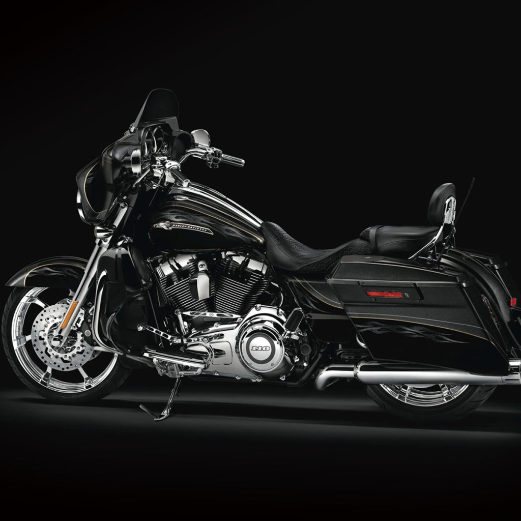 Новый мотоцикл на дороге Harley-Davidson Street Glide