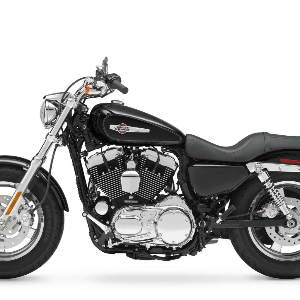 Новый мотоцикл на дороге Harley-Davidson XL 1200C Sportster Custom