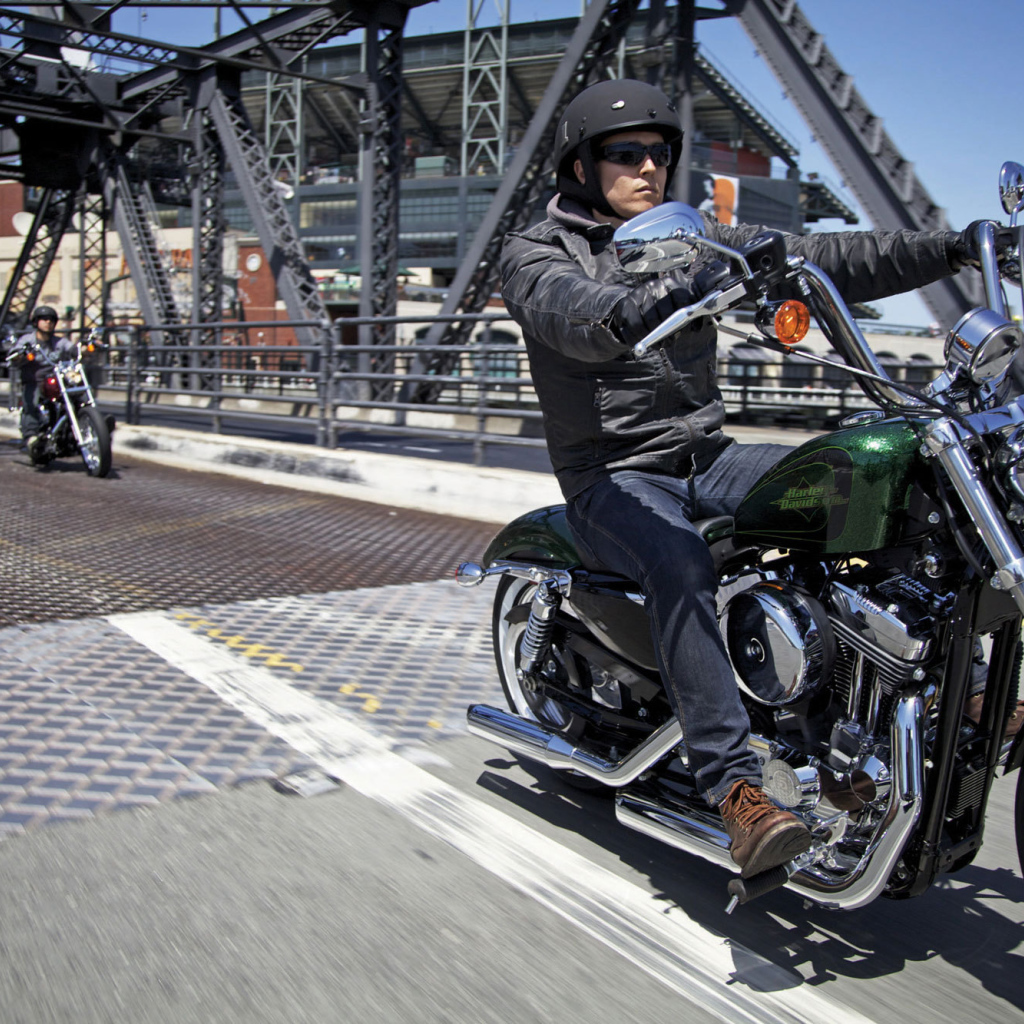 Новый мотоцикл на дороге Harley-Davidson XL 1200V Sportster Seventy-Two