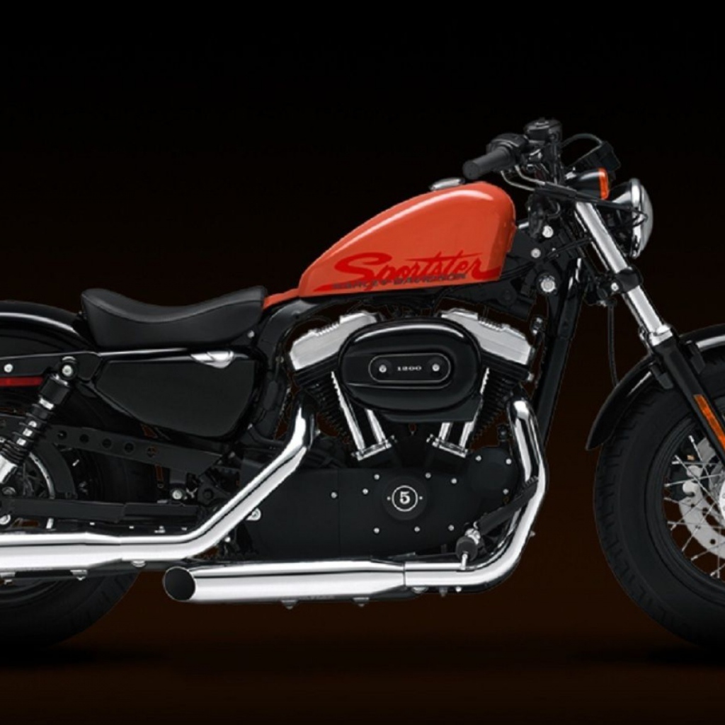 Новый мотоцикл на дороге Harley-Davidson XL 1200X Sportster Forty-Eight