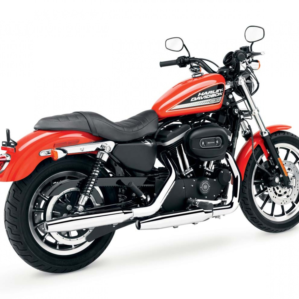 Новый мотоцикл на дороге Harley-Davidson XL 883R Sportster Roadster