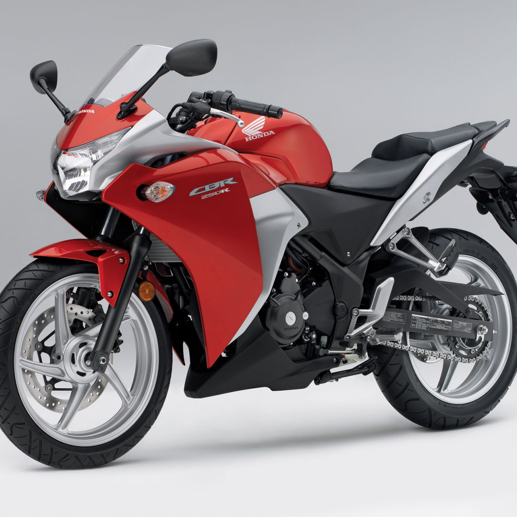 Новый мотоцикл на дороге Honda CBR 250 R