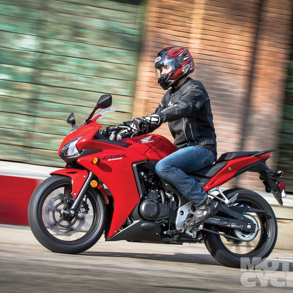 Новый мотоцикл на дороге Honda CBR 500 R