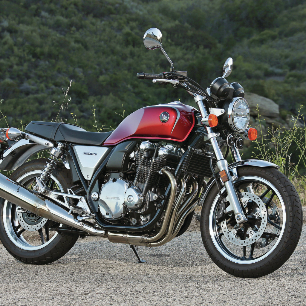 Новый мотоцикл на дороге Honda CB 1100