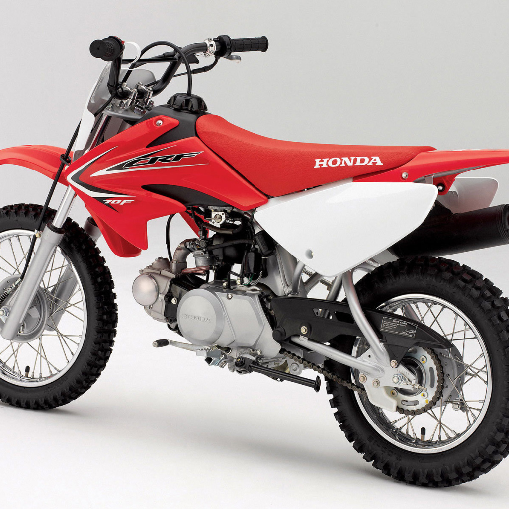 Новый мотоцикл на дороге Honda CRF 110 F