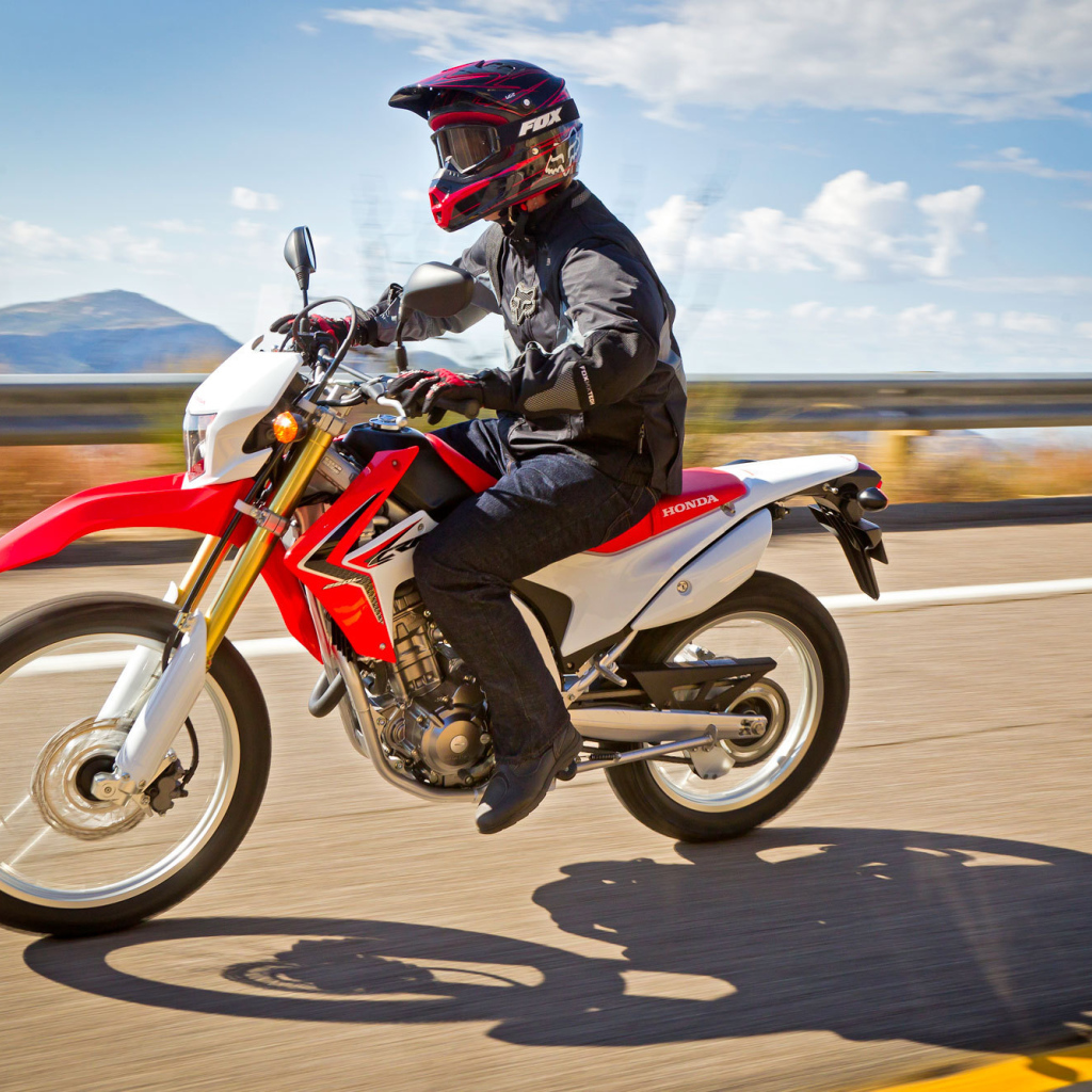 Новый мотоцикл на дороге Honda CRF 250 L