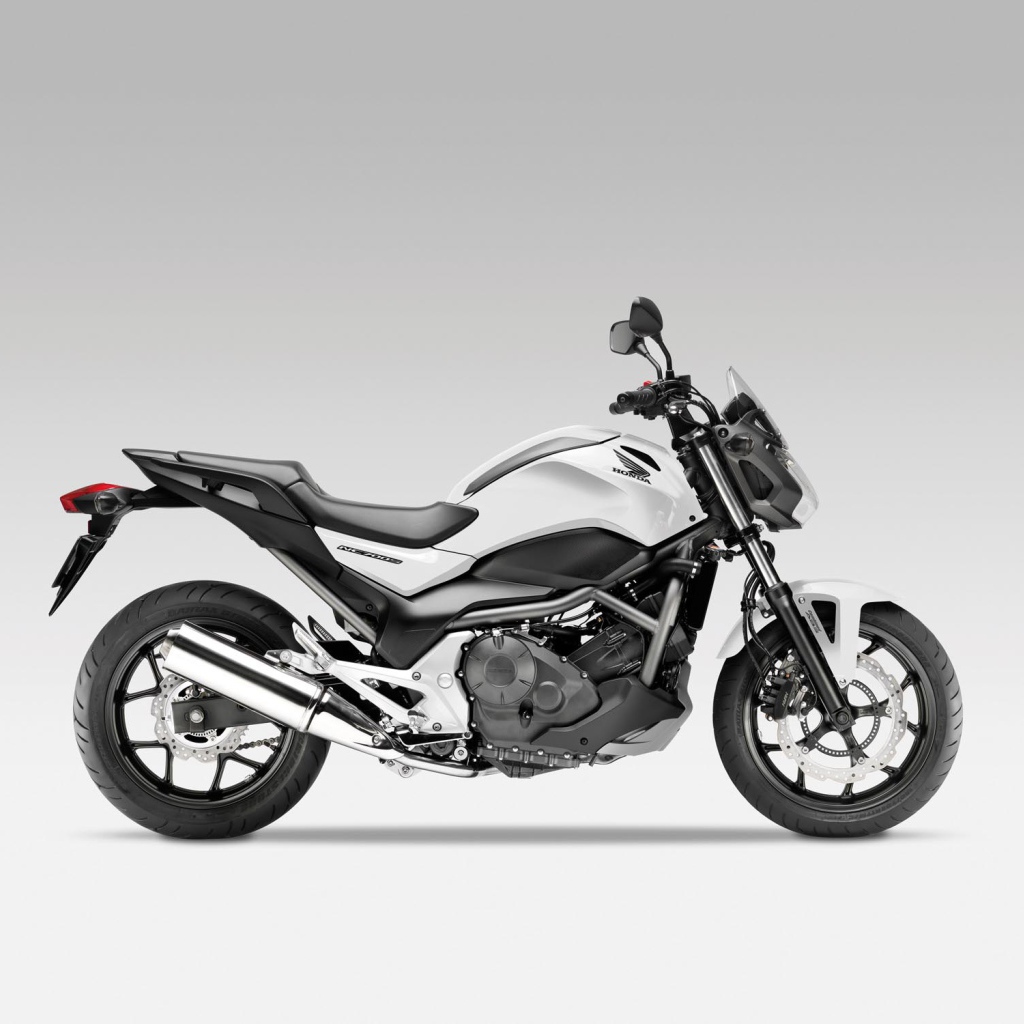 Новый мотоцикл на дороге Honda NC 700 S