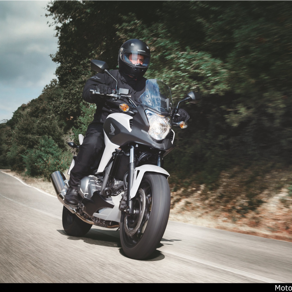 Новый мотоцикл на дороге Honda NC 700 X