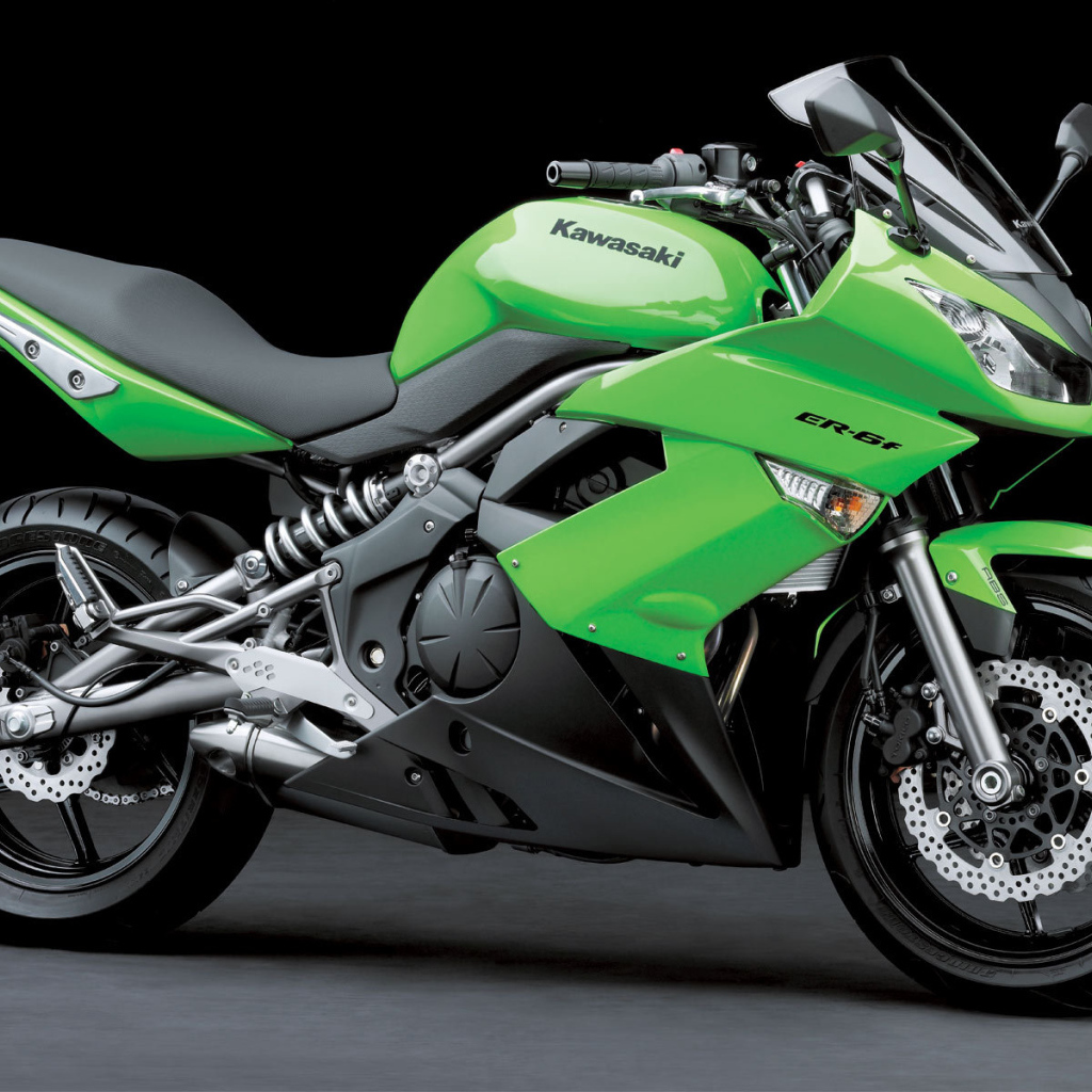 Новый мотоцикл на дороге Kawasaki ER-6f