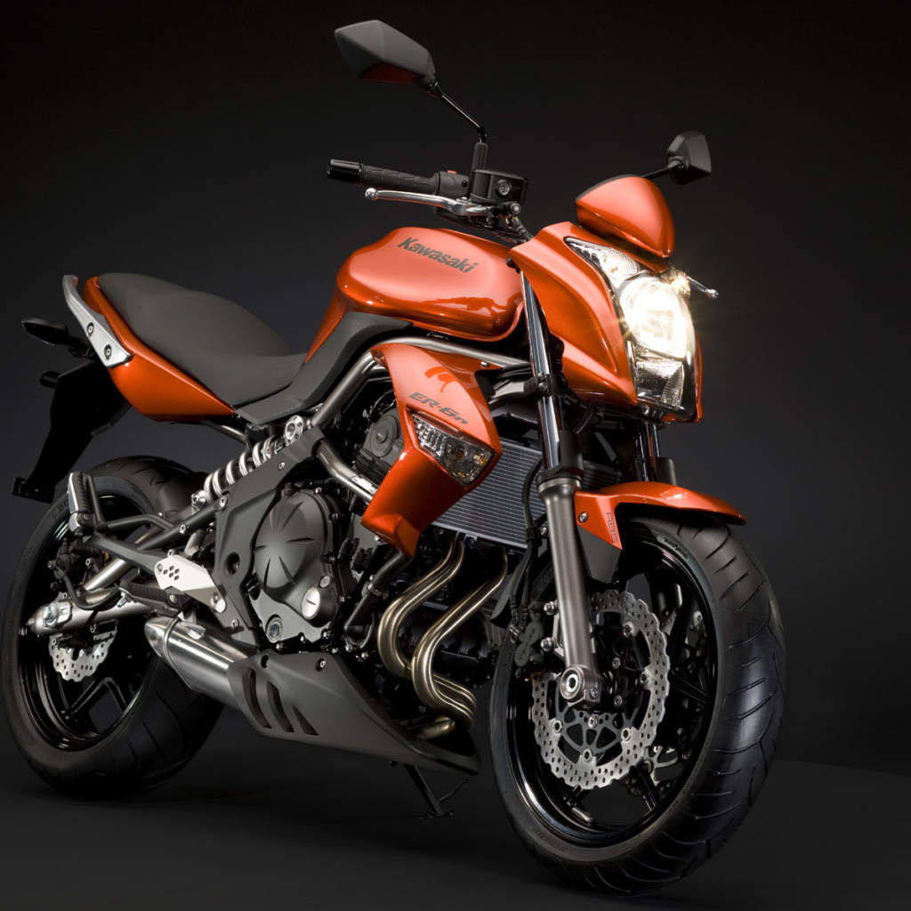 Новый мотоцикл на дороге Kawasaki ER-6n