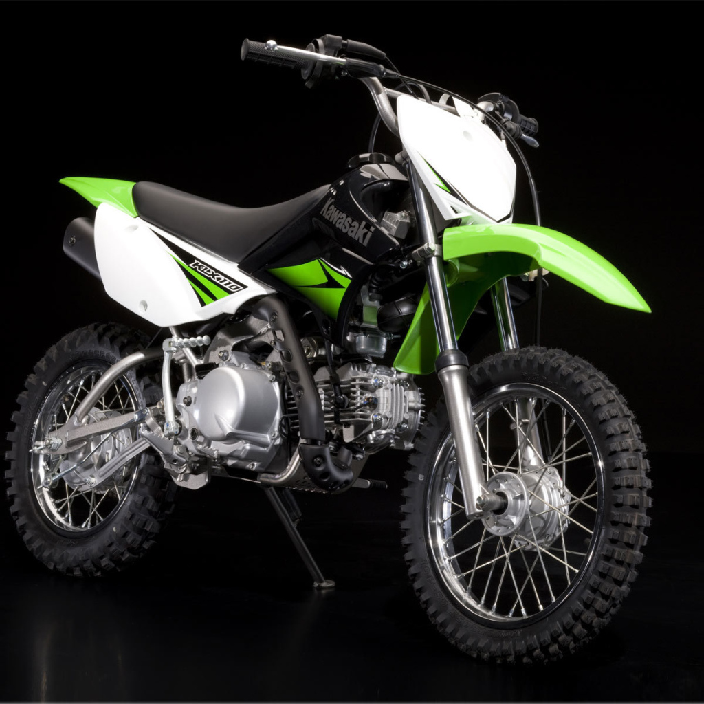 Новый мотоцикл на дороге Kawasaki KLX 110