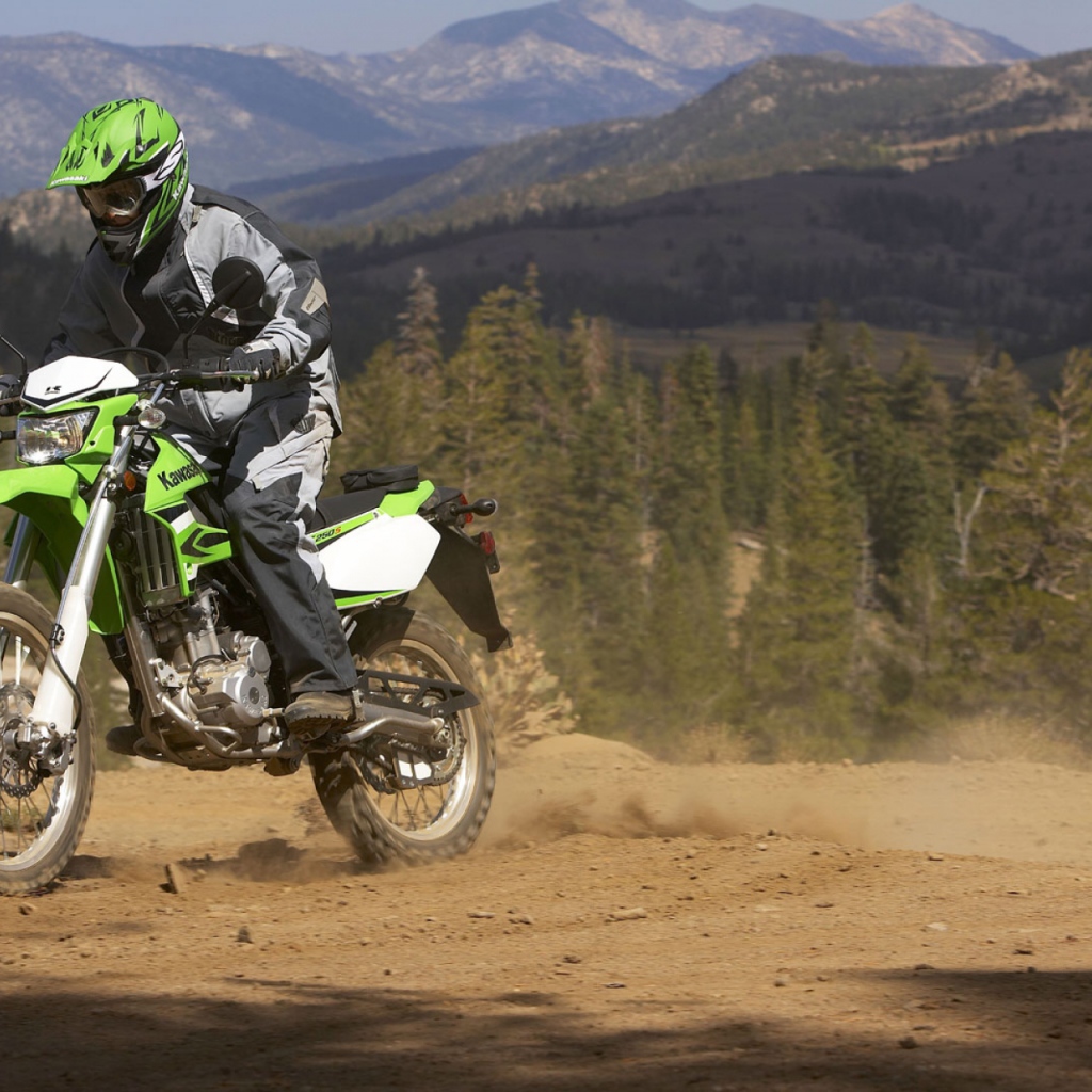 Новый мотоцикл на дороге Kawasaki KLX 250