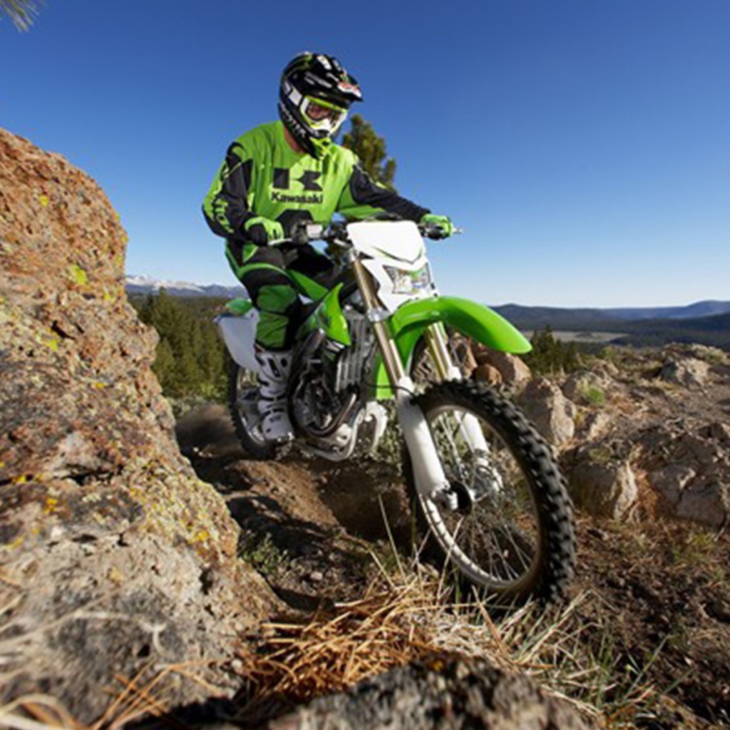 Новый мотоцикл на дороге Kawasaki KLX 450 R