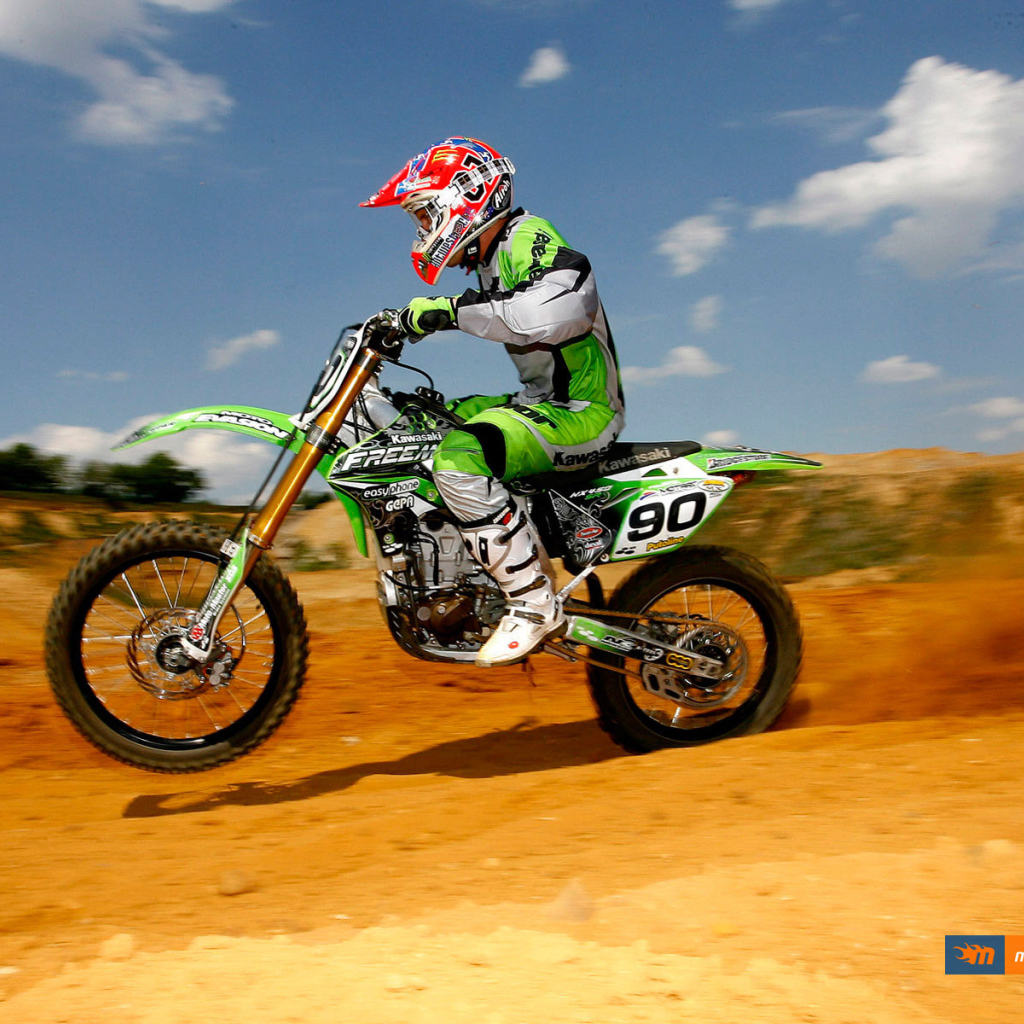 Новый мотоцикл на дороге Kawasaki KX 450 F