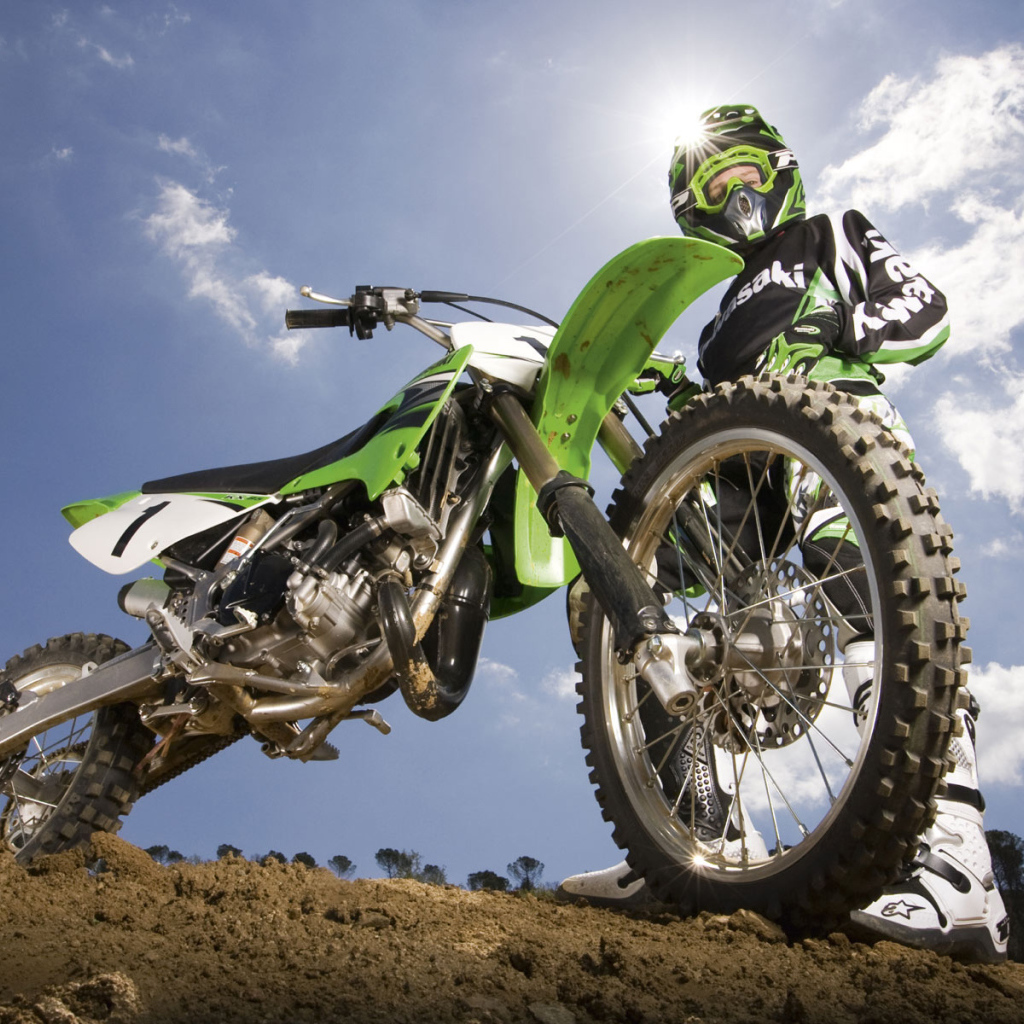 Новый мотоцикл на дороге Kawasaki KX 85-II