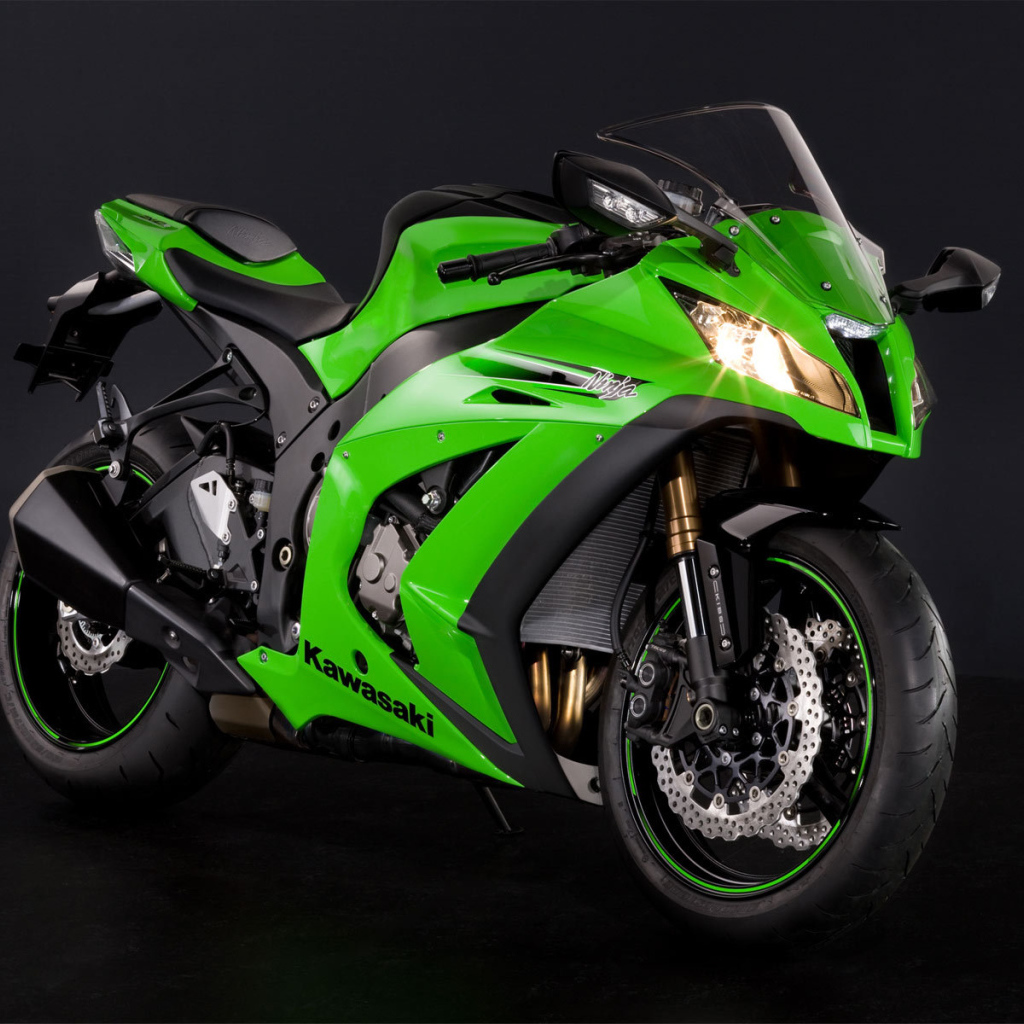 Новый мотоцикл на дороге Kawasaki Ninja ZX-10R
