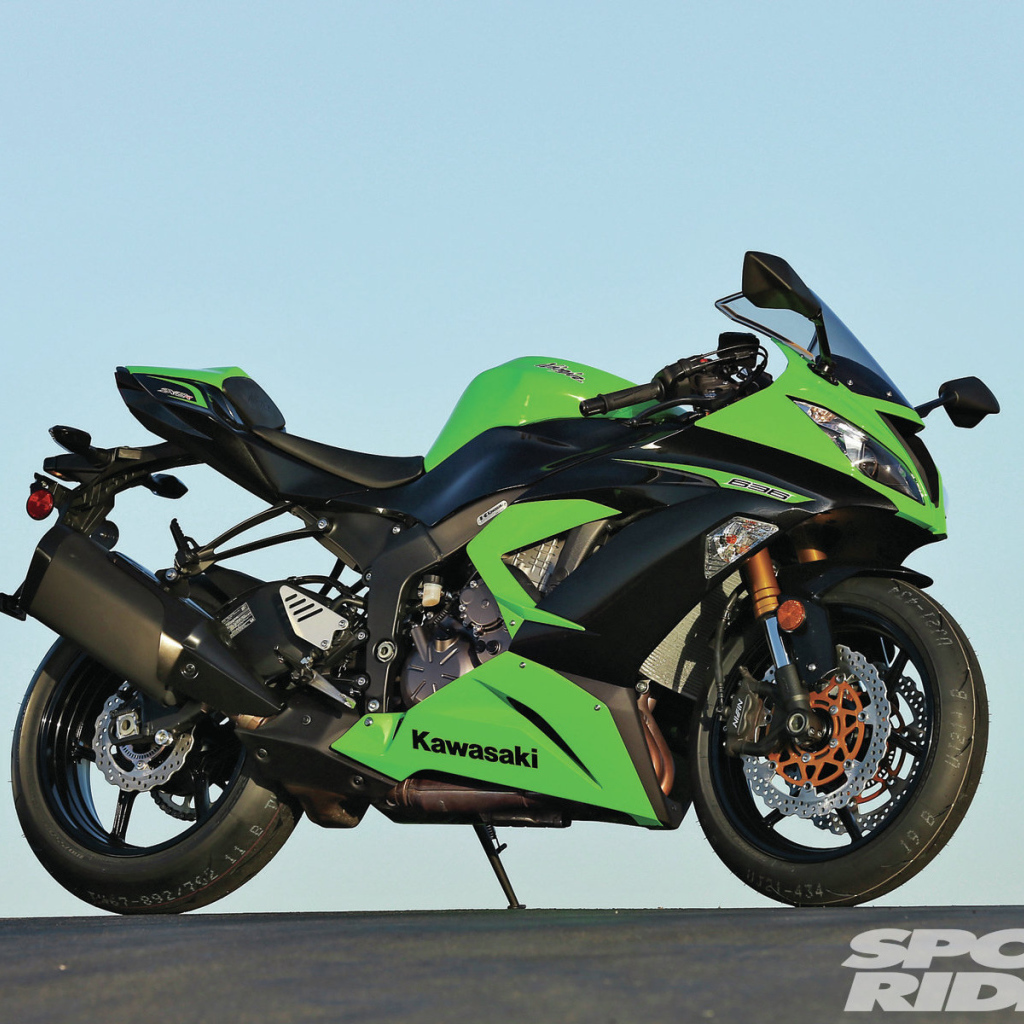 Новый мотоцикл на дороге Kawasaki Ninja ZX-6R 636 Performance