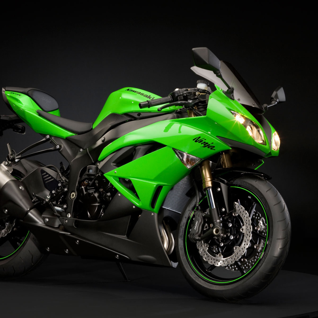 Новый мотоцикл на дороге Kawasaki Ninja ZX-6R