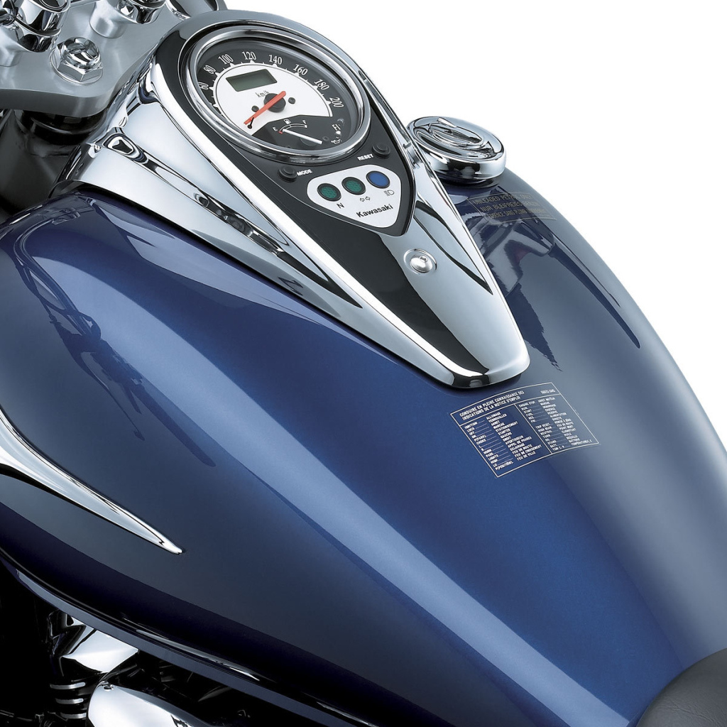 Новый мотоцикл на дороге Kawasaki VN 900 Classic