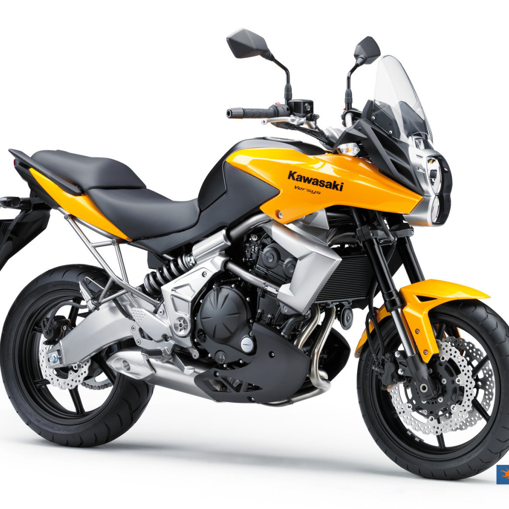 Новый мотоцикл на дороге Kawasaki Versys