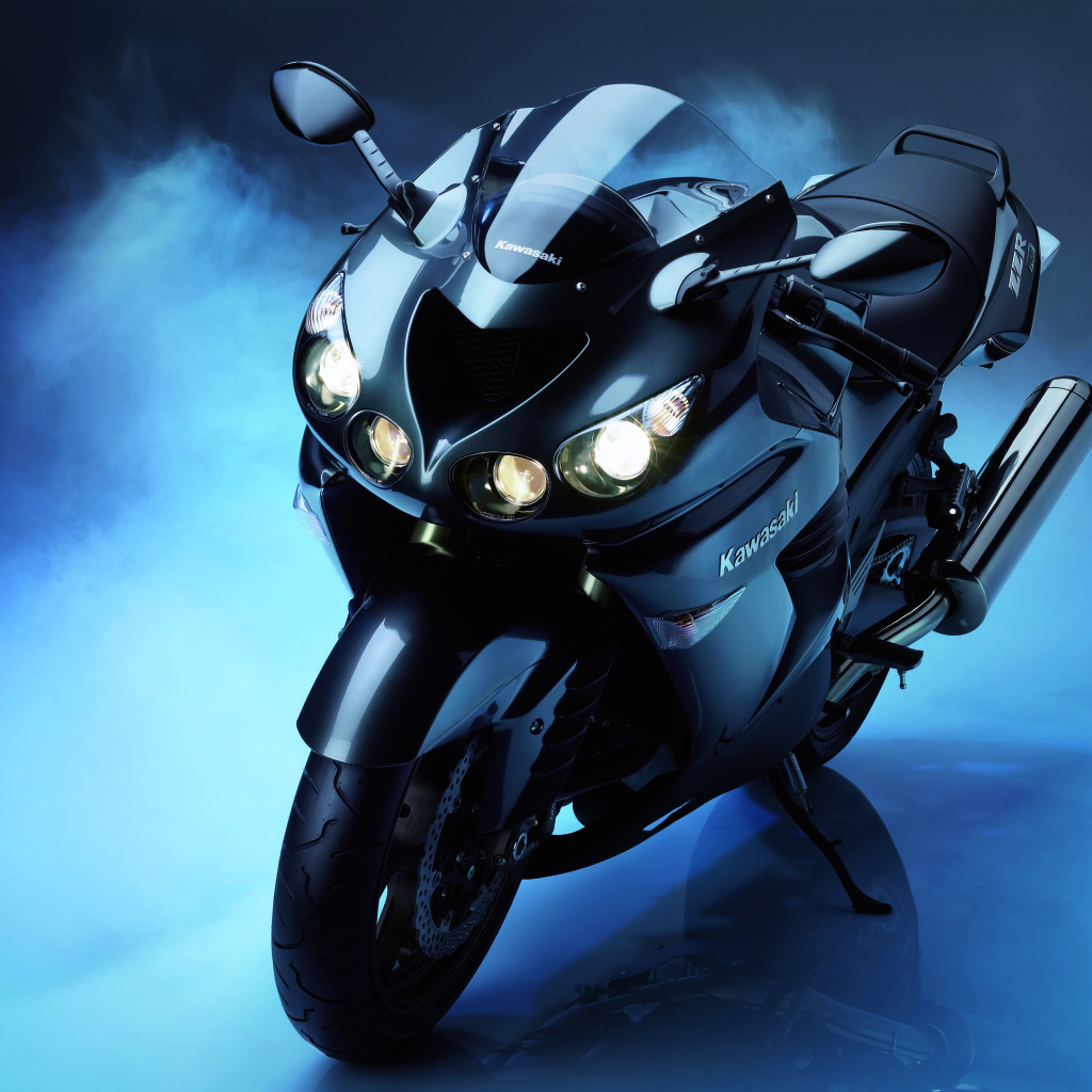 Новый мотоцикл на дороге Kawasaki ZZR 1400