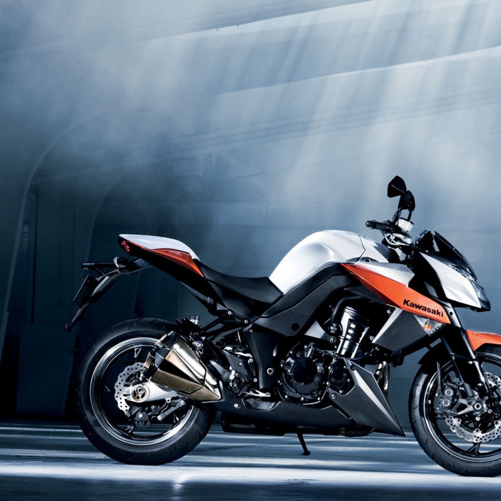 Новый мотоцикл на дороге Kawasaki Z 1000