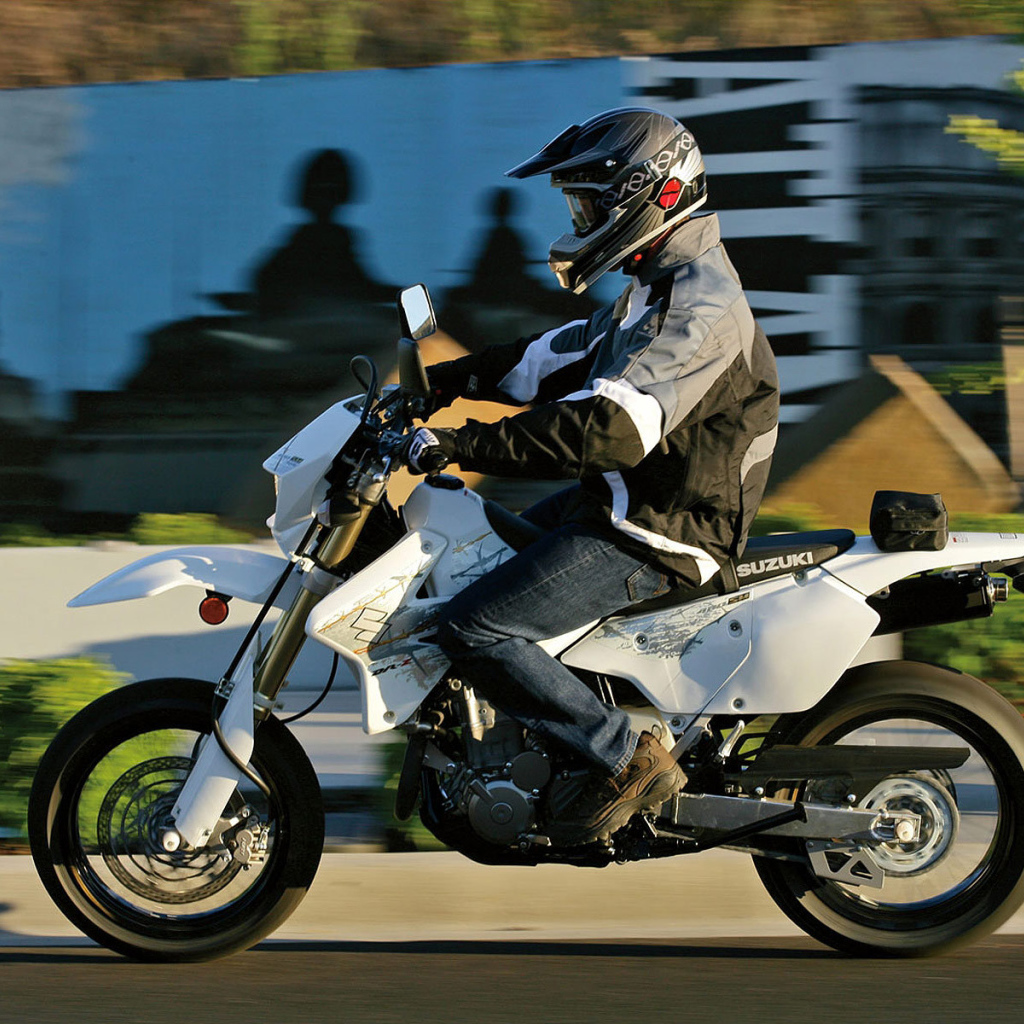 Новый мотоцикл на дороге Suzuki  DR-Z400 S