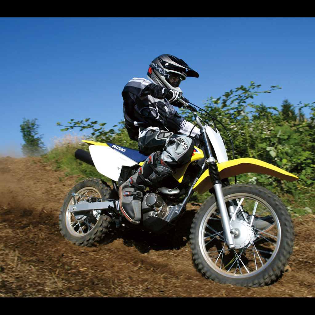Новый мотоцикл на дороге Suzuki  DR-Z 125