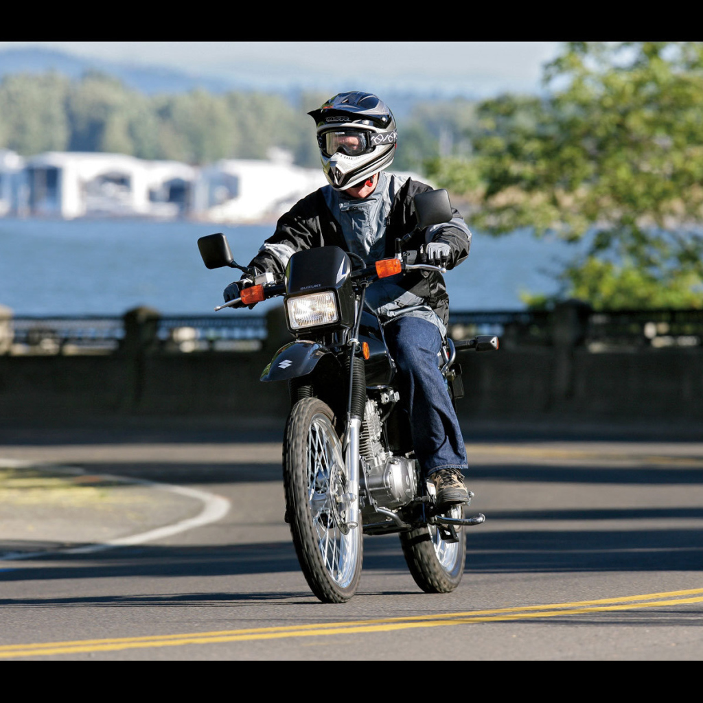 Новый мотоцикл на дороге Suzuki DR 200 SE