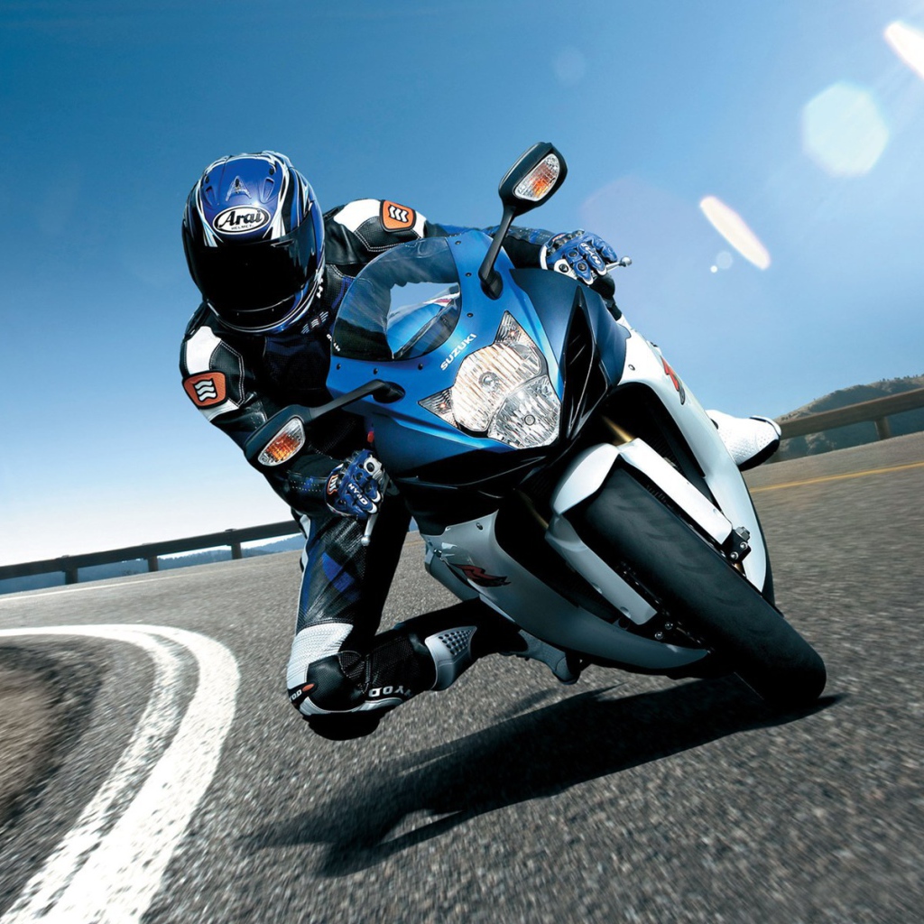 Новый мотоцикл на дороге Suzuki  GSX-R 750