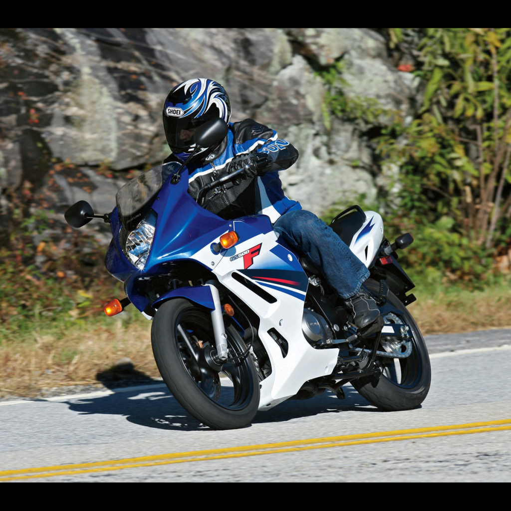 Новый мотоцикл на дороге Suzuki  GS 500 F