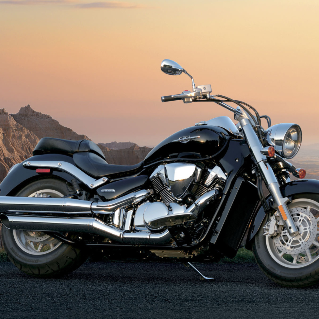 Новый мотоцикл на дороге Suzuki Intruder C1500T