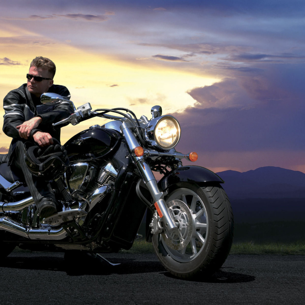 Новый мотоцикл на дороге Suzuki Intruder C800C