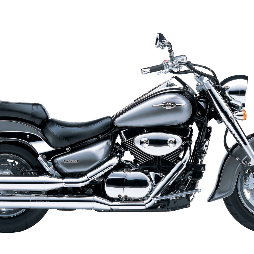 Новый мотоцикл на дороге Suzuki Intruder M1500