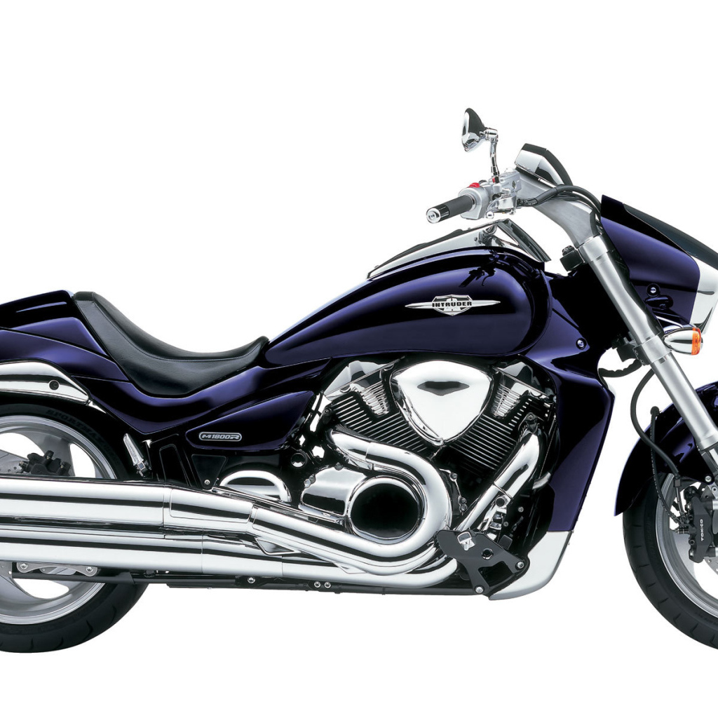 Новый мотоцикл на дороге Suzuki Intruder M1800 R