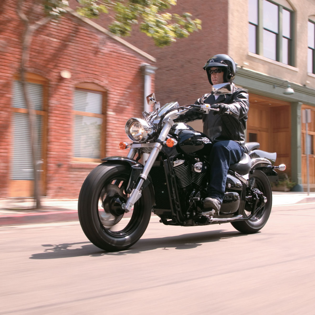 Новый мотоцикл на дороге Suzuki Intruder M800