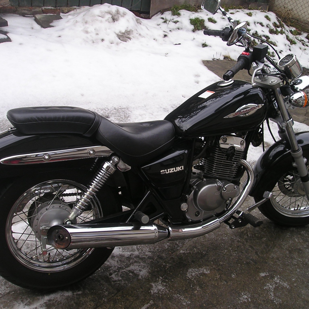 Новый мотоцикл на дороге Suzuki Marauder 125