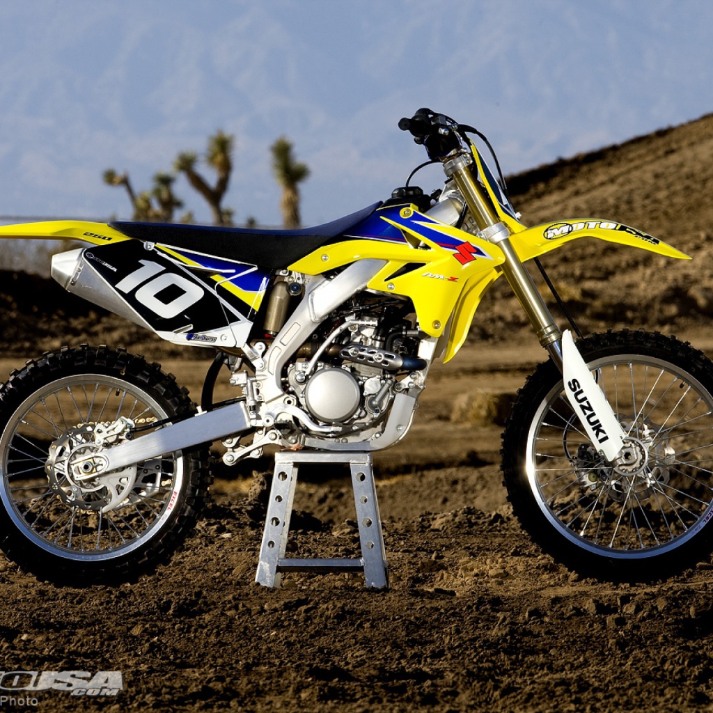Новый мотоцикл на дороге Suzuki RM-Z 250