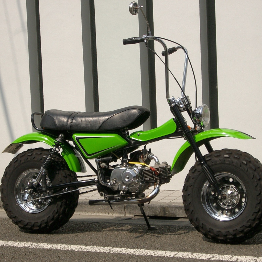 Новый мотоцикл на дороге Suzuki RV 125