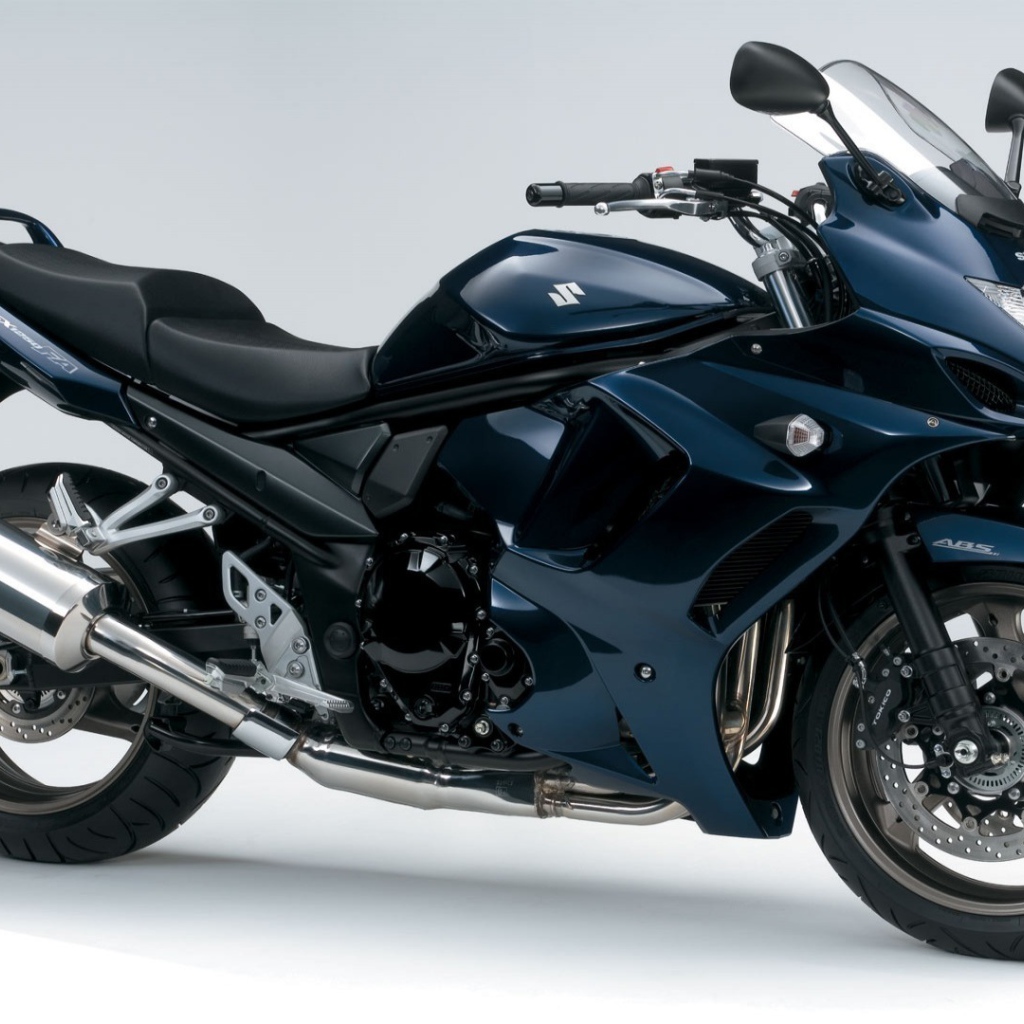 Новый мотоцикл на дороге Suzuki SFV 650