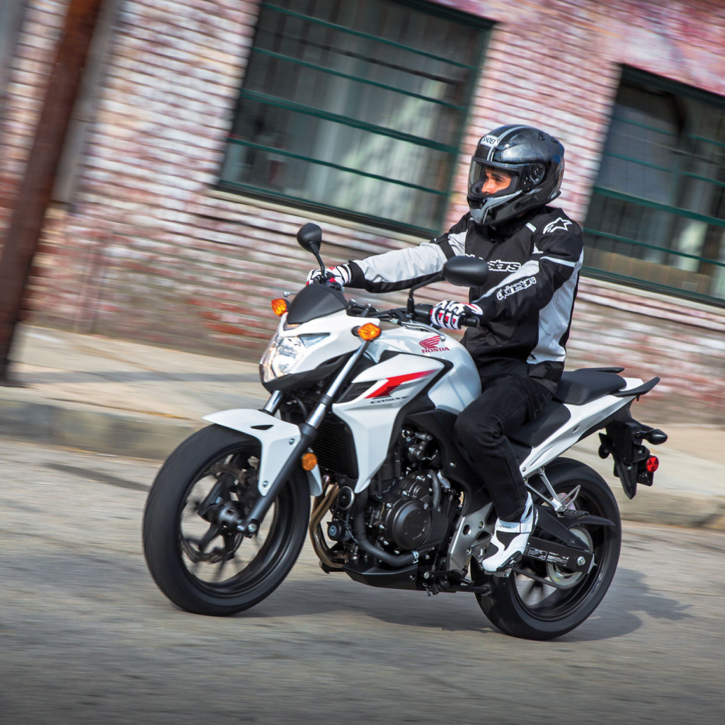 Новый мотоцикл на дороге Новый мотоцикл Honda CB 500 F