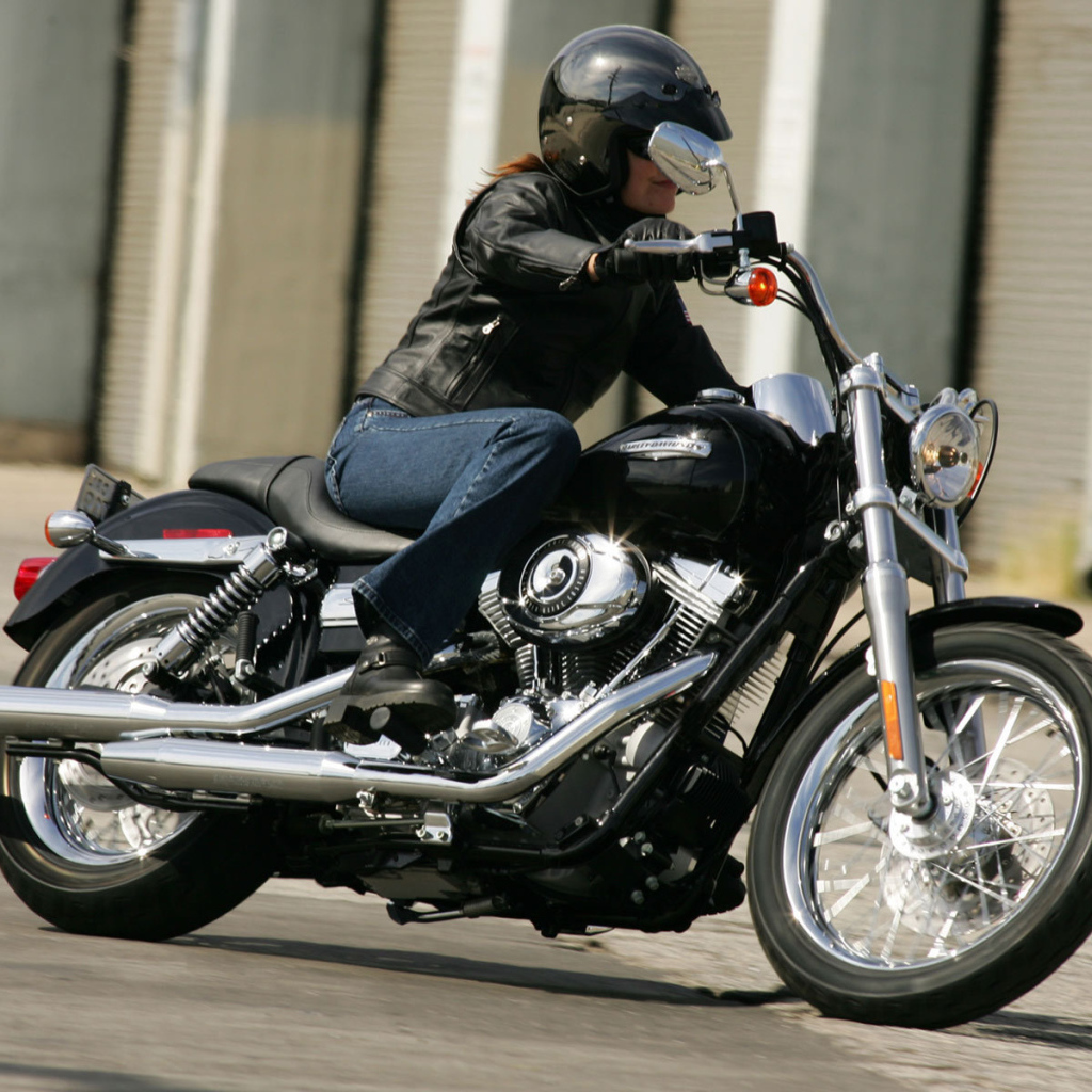 Новый надежный мотоцикл Harley-Davidson Dyna Super Glide Custom