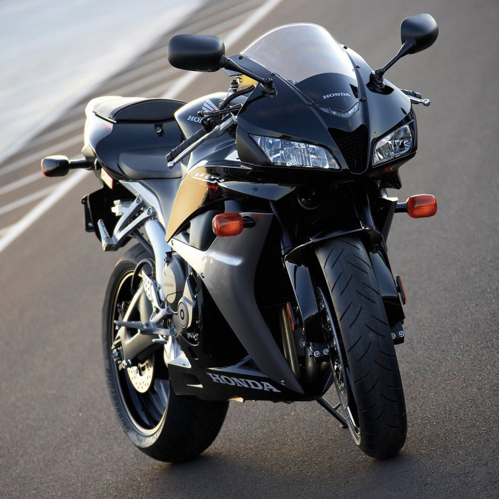 Популярный мотоцикл Honda CBR 600 RR