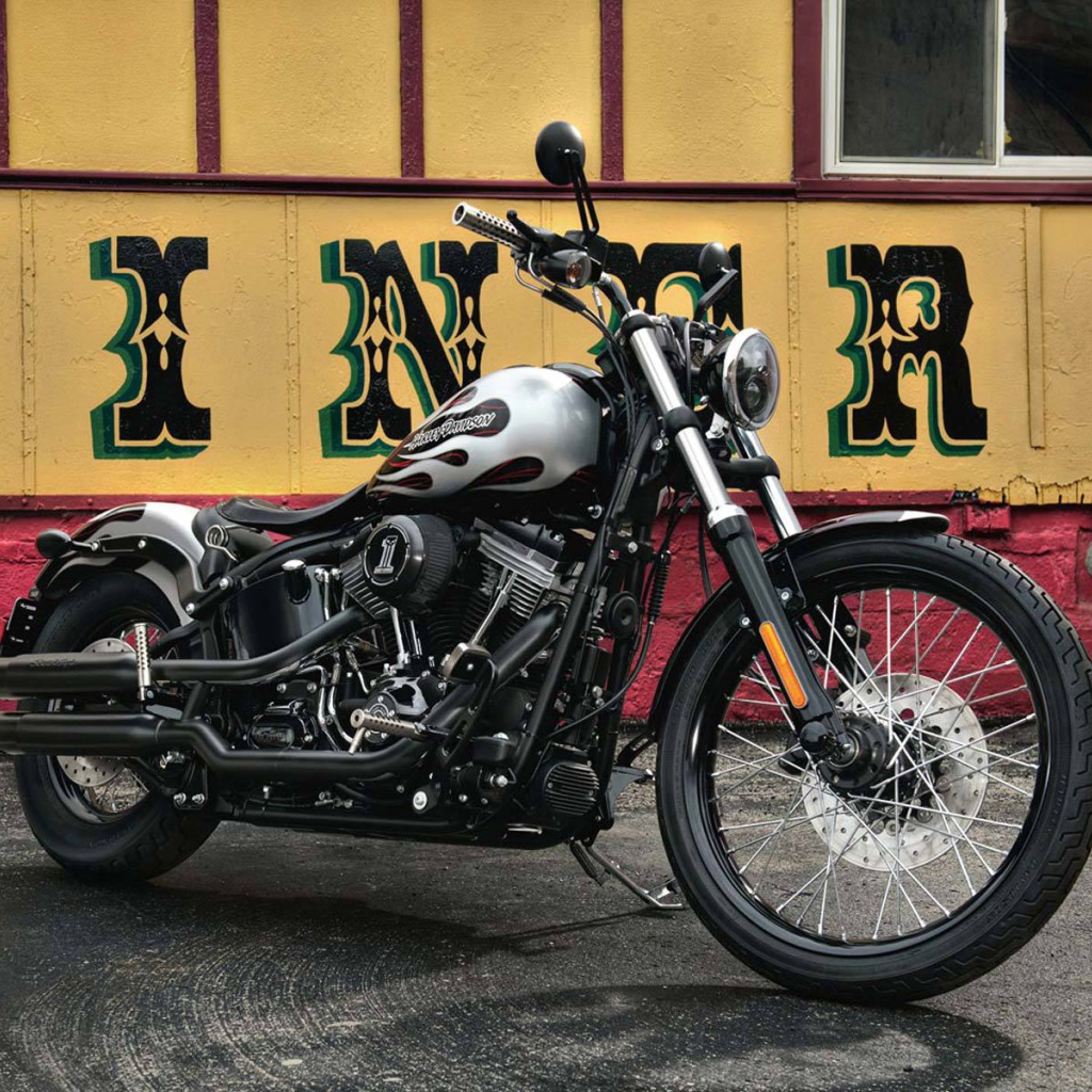 Популярный мотоцикл Harley-Davidson Softail Blackline